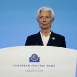 Bce: l’Eurotower alza tassi di mezzo punto e luce verde a scudo anti-spread