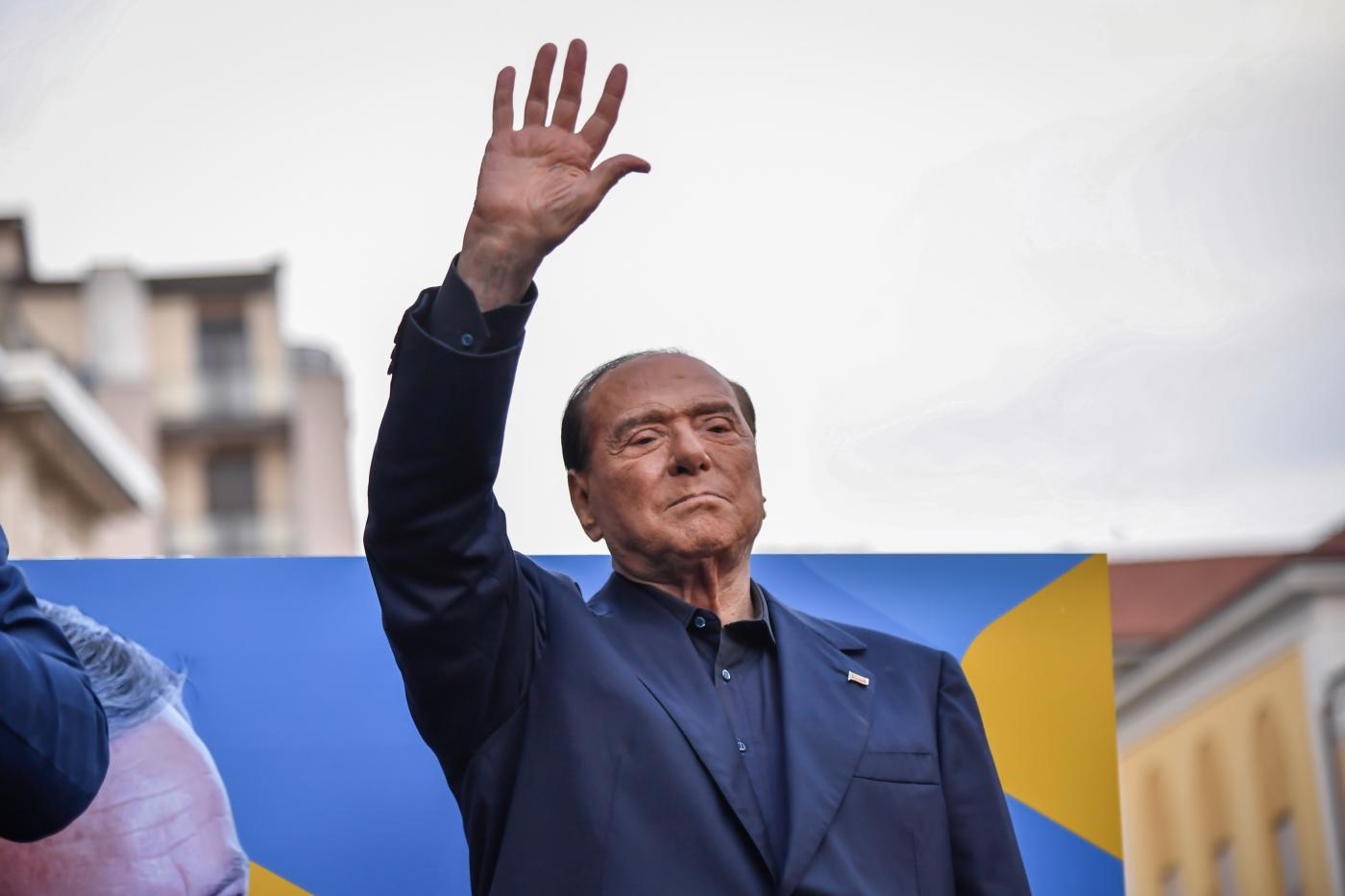 Elezioni, Berlusconi presenta simbolo di Forza Italia: “Io candidato? Vedremo”. Tajani: “Puntiamo al 20%” Elezioni, Berlusconi presenta simbolo di Forza Italia: “Io candidato? Vedremo”. Tajani: “Puntiamo al 20%”