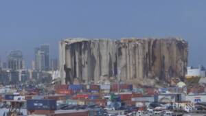 Beirut, il silos devastato da un’enorme esplosione due anni fa rischia di crollare
