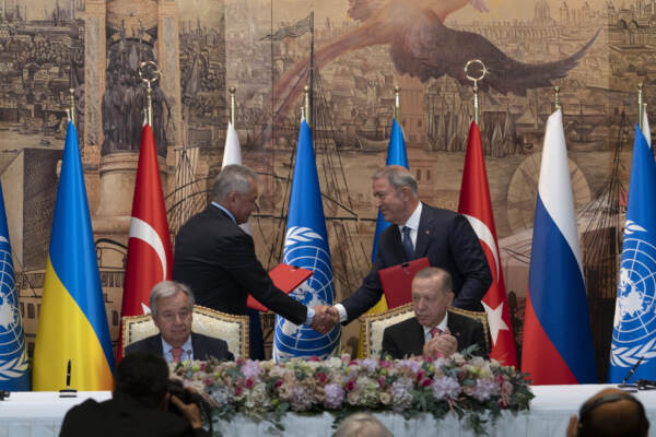 Istanbul, accordo sul grano tra Kiev e Mosca: la firma con Erdogan e Guterres