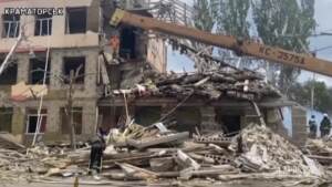 Ucraina, pesante bombardamento russo su Kramatorsk: distrutta una scuola
