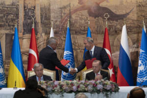 Grano, a Istanbul Russia e Ucraina firmano l’accordo con l’Onu. Guteress: “Faro di speranza”