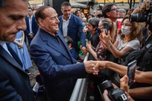 Berlusconi: “Programma in 8 punti per ripartire. Pensioni a mille euro”. E annuncia candidatura al Senato