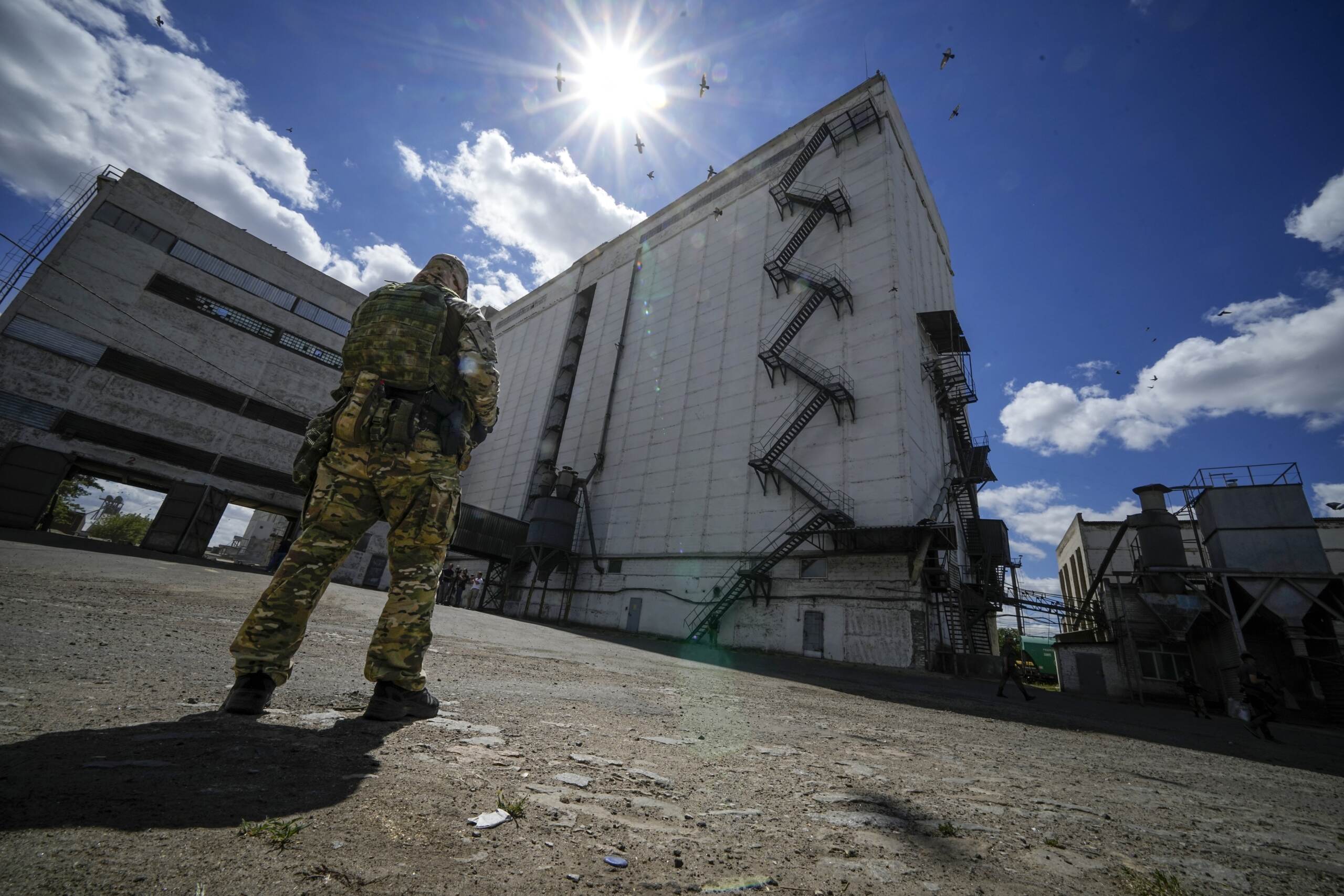 Ucraina, esplosione vicino a condominio a Melitopol: ucciso un poliziotto