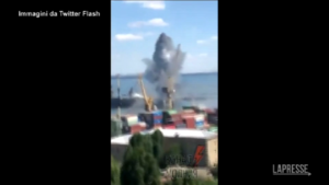 Ucraina, un missile russo colpisce il porto di Odessa: le immagini