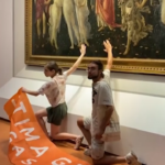 Attivisti per il clima si incollano al vetro della «Primavera» di Botticelli: il video
