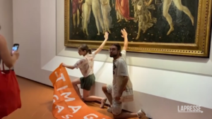 Attivisti per il clima si incollano al vetro della «Primavera» di Botticelli: il video