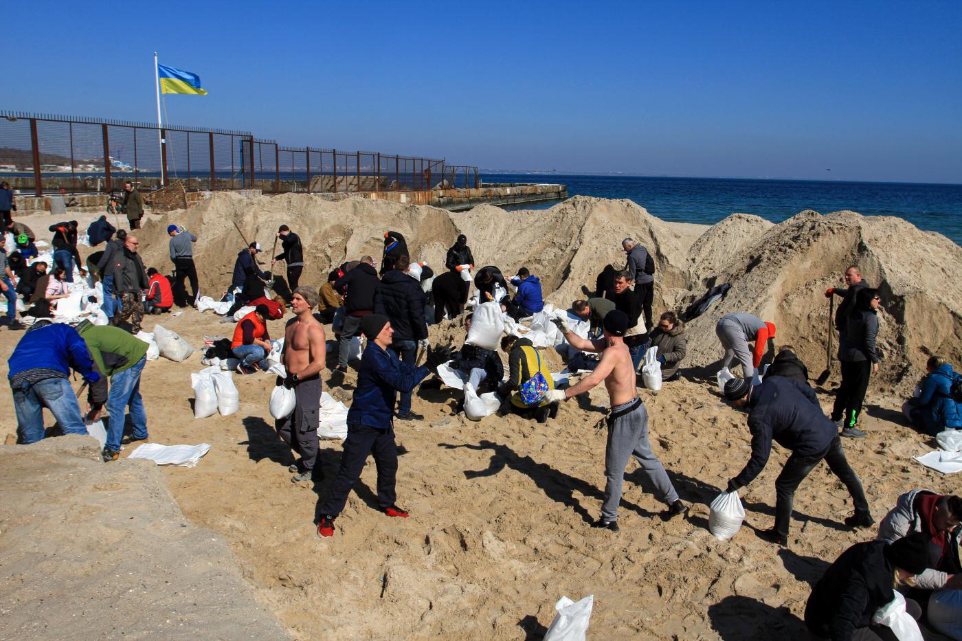 Ucraina, Mosca bombarda Odessa dopo accordo sul grano: feriti. Kiev: “È uno sputo in faccia all’Onu” Ucraina, Mosca bombarda Odessa dopo accordo sul grano: feriti. Kiev: “È uno sputo in faccia all’Onu”
