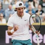 Tennis: impresa Musetti ad Amburgo, batte Alcaraz e vince primo titolo