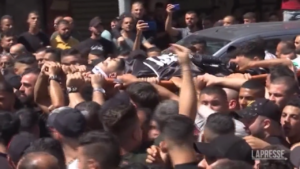 Medioriente, in migliaia ai funerali dei due palestinesi uccisi da soldati israeliani