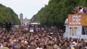 Pride, 150mila persone sfilano a Berlino: bandiere arcobaleno al Bundestag e alla cancelleria tedesca