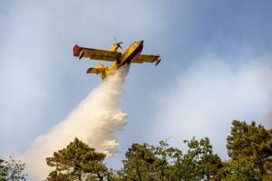 Vasti incendi in Toscana sulle colline di Massarosa