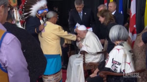 Il Papa in Canada: “Il mio è un viaggio penitenziale”. Poi il baciamano a una donna indigena