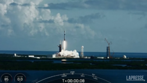 Spazio, SpaceX lancia in orbita l’ultimo round di satelliti Starlink
