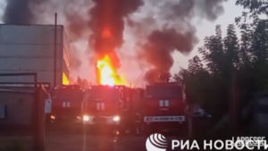 Ucraina, in fiamme un deposito di petrolio a Donetsk