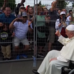 Il Papa sulla sedia a rotelle chiede aiuto per avvicinarsi ai fedeli in Canada