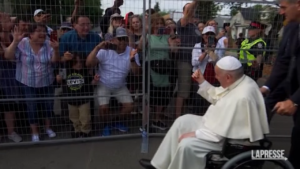 Il Papa sulla sedia a rotelle chiede aiuto per avvicinarsi ai fedeli in Canada
