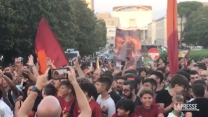 Calcio: evento all’Eur per Dybala, centinaia di tifosi della Roma in delirio