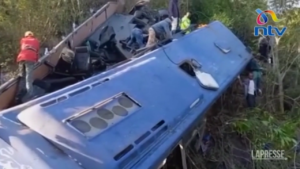 Kenya, bus precipita da un ponte: almeno 30 vittime