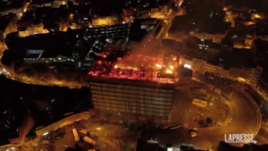 Bolivia, gigantesco incendio a La Paz: centro commerciale di 13 piani coinvolto dalle fiamme