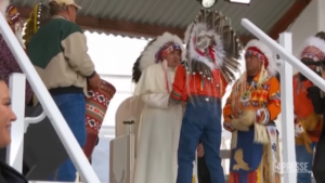 Canada, il Papa indossa il tradizionale copricapo indiano ricevuto da un indigeno