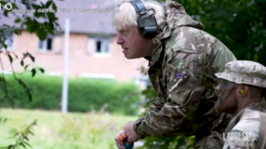 Gran Bretagna, Boris Johnson soldato per un giorno con i militari ucraini