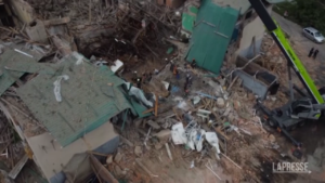 Ucraina, si scava tra le macerie a Chuhuiv dopo i bombardamenti russi