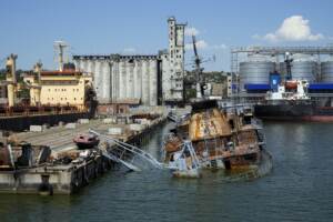 Guerra Ucraina, controlli al porto di Mariupol