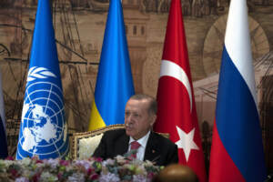 Istanbul, accordo sul grano tra Kiev e Mosca: la firma con Erdogan e Guterres