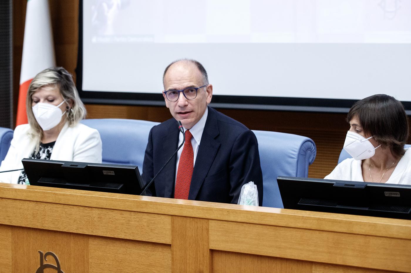 L’ombra della Russia sulle elezioni, Letta: “Inquietanti i legami tra Lega e Mosca”. Gabrielli: “Notizie prive di fondamento, non sono attribuibili all’Intelligence”