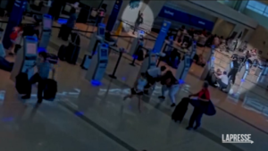 Dallas: donna spara in aeroporto, le immagini diffuse dalla polizia
