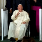 Papa prega davanti al Lago di Sant’Anna, luogo sacro per gli indigeni