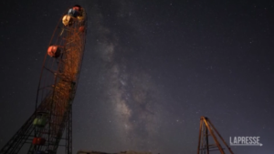 Le spettacolari immagini della Via Lattea che illumina le rovine di un luna park in Siria