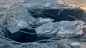Ucraina, Kiev colpisce ponte a Kherson, le immagini dell’infrastruttura distrutta