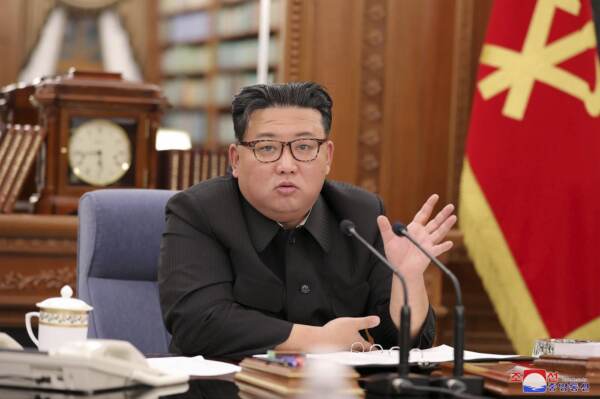 Kim Jong Un presiede una riunione del partito al governo