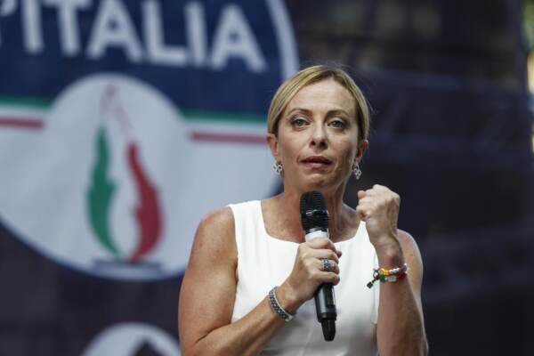 Giorgia Meloni alla festa di Piazza Italia dopo il voto al Senato