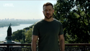 Ucraina, il videomessaggio di Zelensky per la festa nazionale: “Vivremo per combattere, combatteremo per vivere”