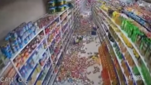 Terremoto nelle Filippine, la violenta scossa ripresa dalle telecamere di sicurezza di un negozio di alimentari