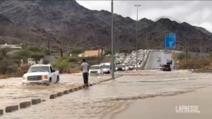 Emirati Arabi, i danni dell’alluvione: all’opera la protezione civile