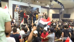 Iraq, le drammatiche immagini dell’occupazione del Parlamento: manifestanti camminano sui tavoli