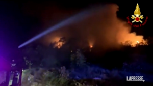 Incendi nel Carso, evacuate 25 famiglie nel goriziano. Il sindaco: “E’ probabilmente doloso”