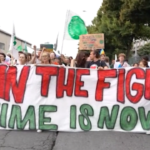Tornano in piazza a Torino i Fridays for Future: in centinaia da tutto il mondo chiedono “giustizia climatica”