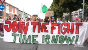 Tornano in piazza a Torino i Fridays for Future: in centinaia da tutto il mondo chiedono “giustizia climatica”