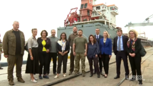 Ukraine grain: President Zelensky in Odessa on visit to port