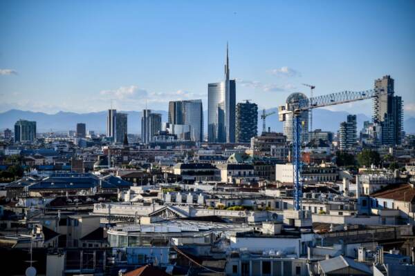 Milano, panorama e tramonto dalle guglie del Duomo