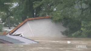 Case e strade sommerse in Kentucky, almeno 8 morti nelle alluvioni