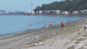 Usa: caldo record a Seattle, i cittadini riempiono le spiagge