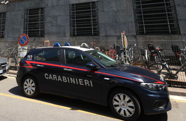 Milano, un uomo precipita dal Palazzo di Giustizia e muore: indagano i carabinieri
