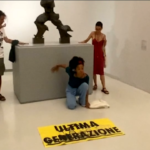 Clima, attivisti si incollano a statua di Boccioni a Milano: “Investire negli idrocarburi è atto criminale”