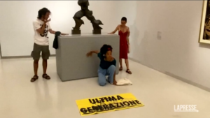 Clima, attivisti si incollano a statua di Boccioni a Milano: “Investire negli idrocarburi è atto criminale”